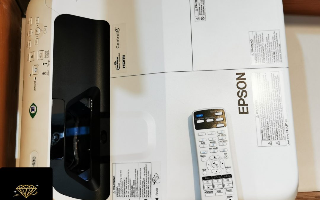 Projektor EPSON EB-680 – niewiele używany – czas pracy lampy 112 godzin – cena 1485zł