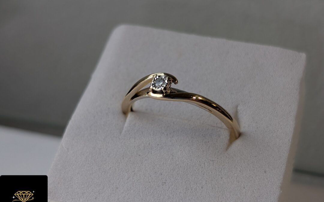 Złoty pierścionek z diamentem pr. 375 używany – cena 390zł