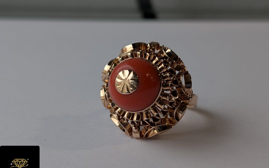 Złoty pierścionek z koralem pr. 585 używany – cena 3650zł