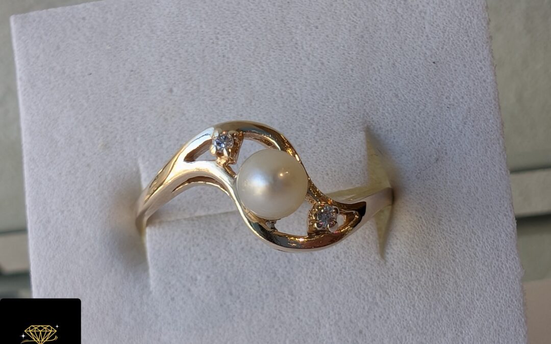 Złoty pierścionek z diamentami pr. 585 używany – cena 825zł